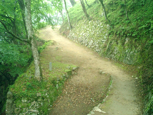 城への山道