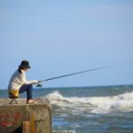 夏の釣りで熱中症になりやすい状況と対処法。
